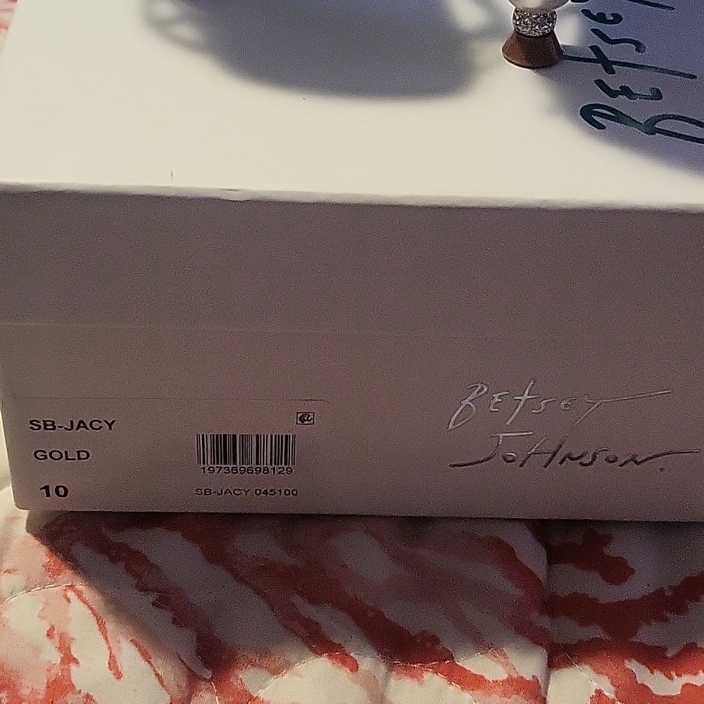 Betsey Johnson Gold and Pearl Heels BNIB - Picture 7 of 7